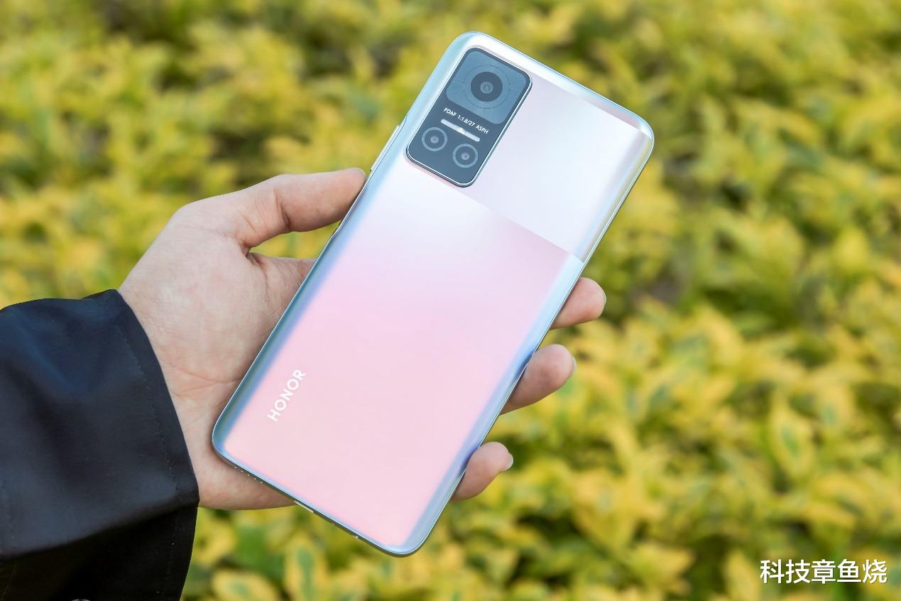 荣耀play|荣耀Play6T系列抢先开箱，40W超级快充并配备256GB存储