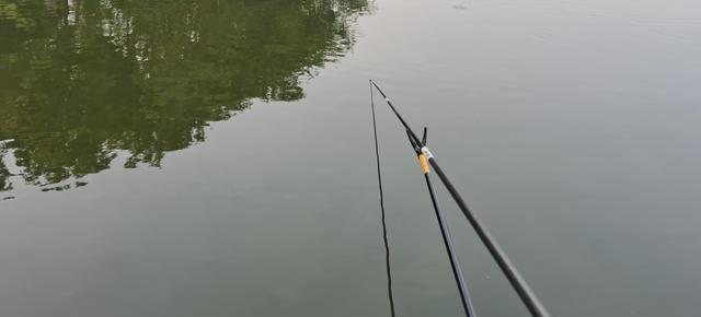 贵州|吃饭全靠钓!贵州男子钓鱼被困回不了家,直接开启了“荒野求生”