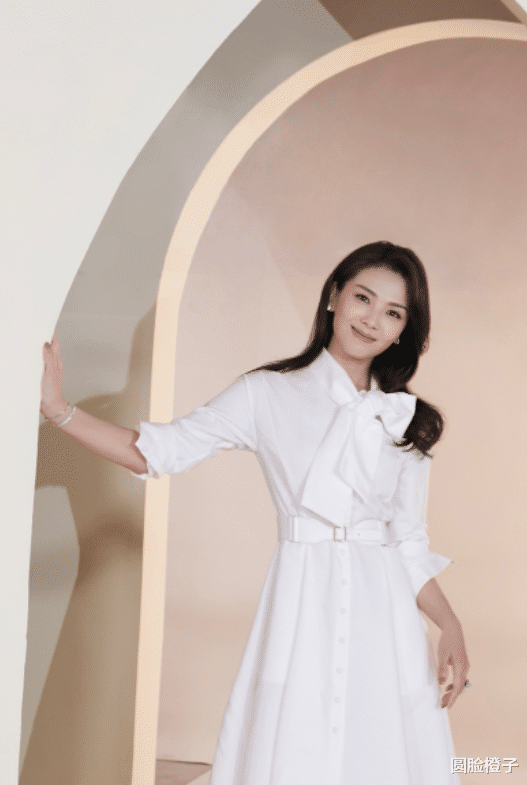 宁波|刘涛穿小白裙太美了，一身纯白色衬衫裙亮相，长发披肩温婉优雅