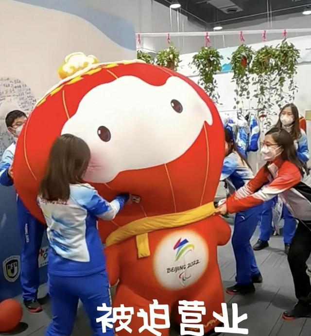 雪容融|“雪容融”将比“冰墩墩”火？98年设计师放豪言，因冬奥改变命运