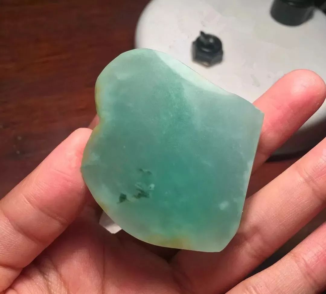 雕刻|一块冰种晴水底的翡翠片料，雕刻美观大方的持莲观音，太漂亮了！