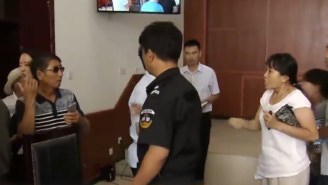 母女争夺百万遗产,法庭上女儿破口大骂,怒扇母亲耳光
