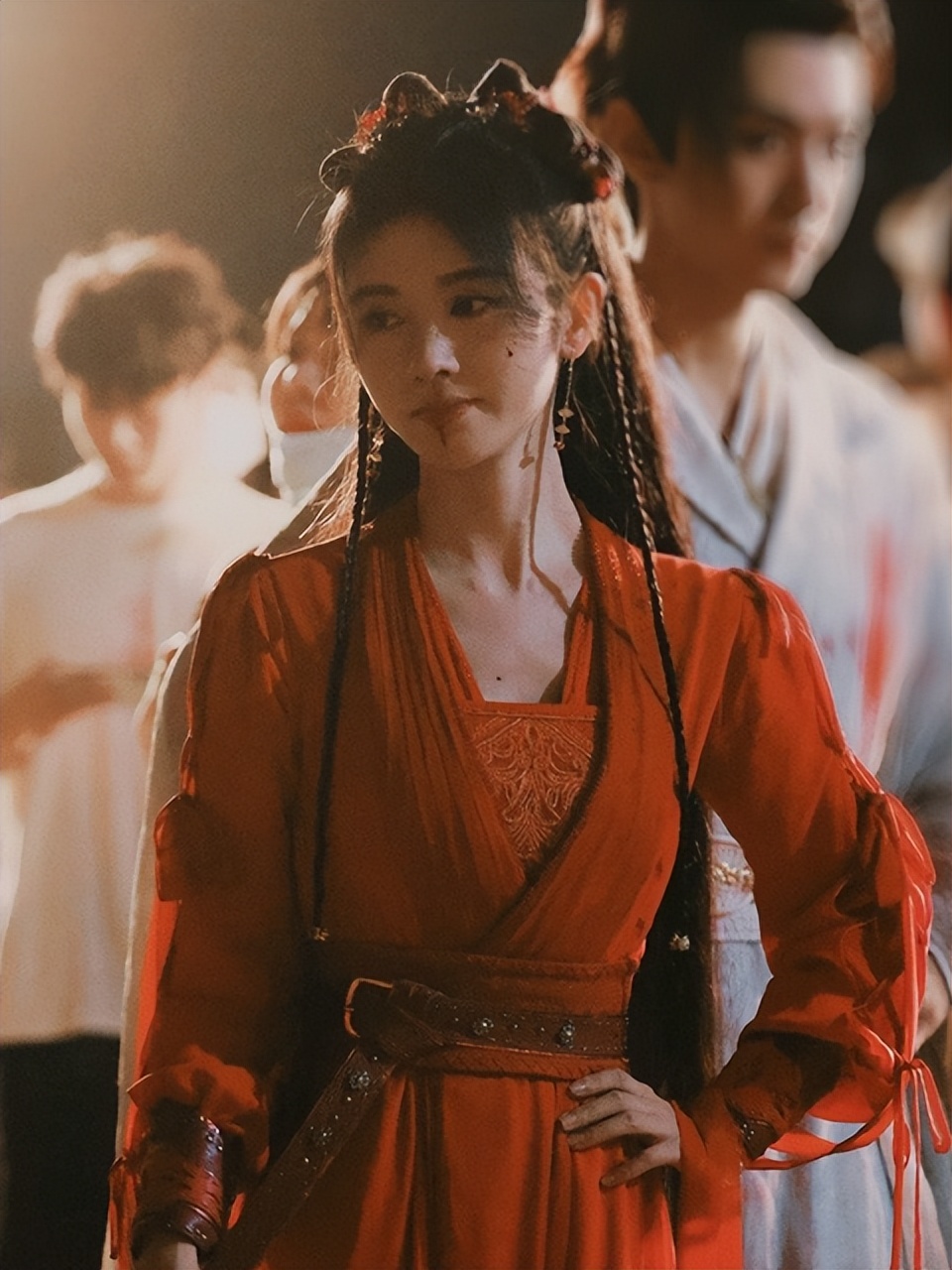 鞠婧祎|鞠婧祎《仙剑四》杀青路透,长发披肩红衣美艳,脸带血迹怀抱鲜花