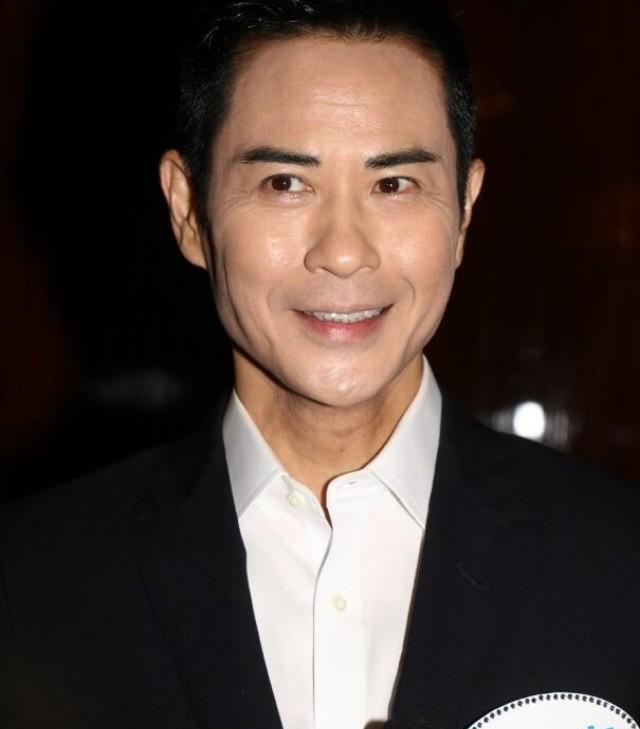 陈凯琳|陈凯琳挺孕肚独自买奶茶，怀三胎后爱吃甜食，肚大如箩四肢仍纤细