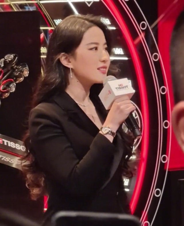 穿衣搭配|刘亦菲胖了反而更美！生图状态赢过精修图，穿黑西装变身霸气总裁