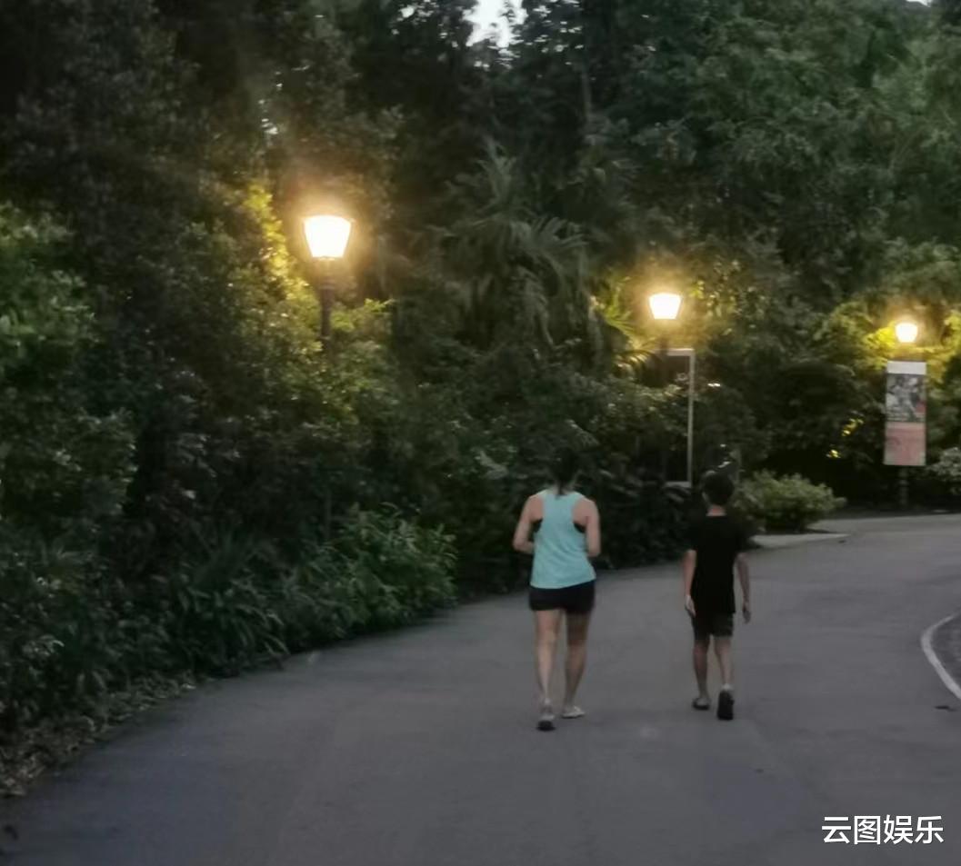 孙燕姿|孙燕姿生日与老公罕秀恩爱！44岁皮肤细腻似少女，子女长高不少