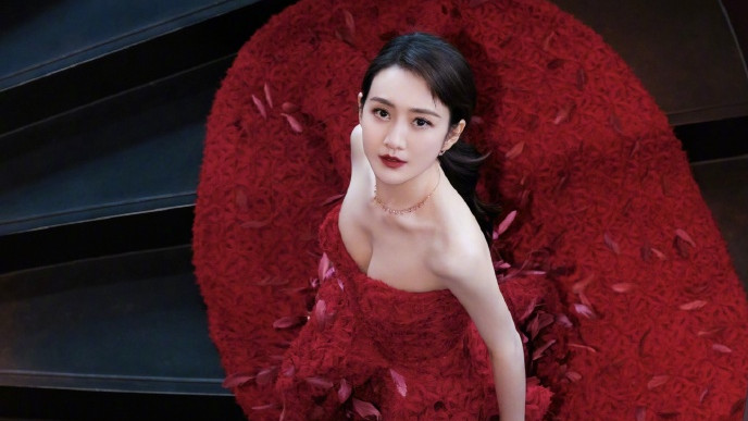 王鸥|40岁的王鸥身材太火辣，美照一出网友彻底崩溃，简直太撩人