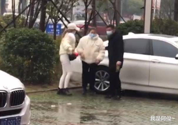 湖北2胎妈妈办周岁宴,娘家姐姐手提6万现金,一细节网友议论纷纷