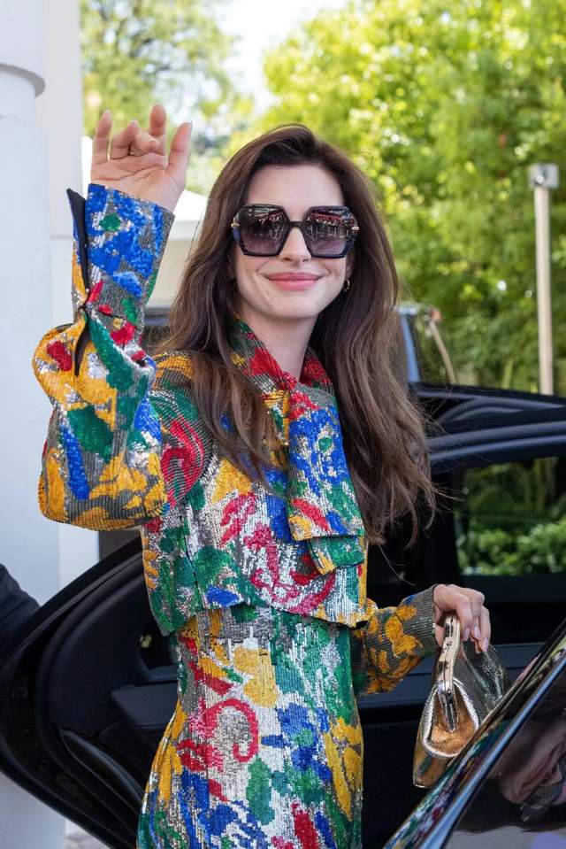 安妮·海瑟薇|安妮·海瑟薇亮相新片首映式！一袭白裙美得空灵，颈上钻石太闪亮