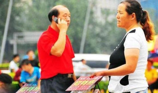 为何火车站旁“大妈”名声越来越差?小伙:她们要求很过分!