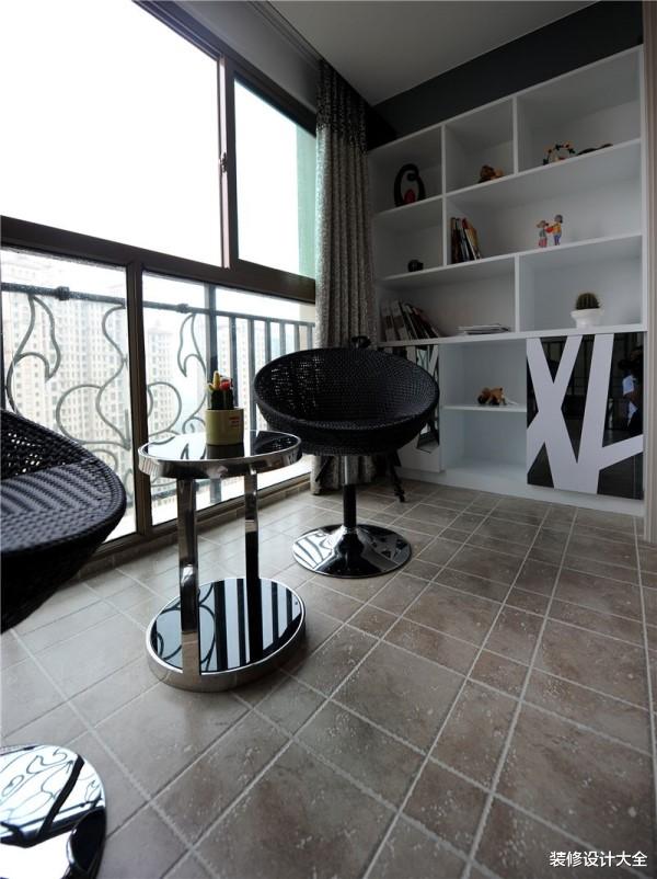 客厅阳台别再浪费了,放两把椅子,多出一间房,有意想不到的效果!