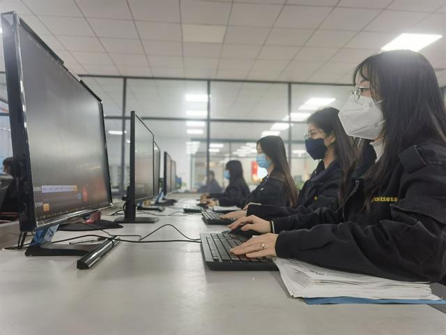 目光如炬的动态检车员:每天在两万多张图片中“找不同”
