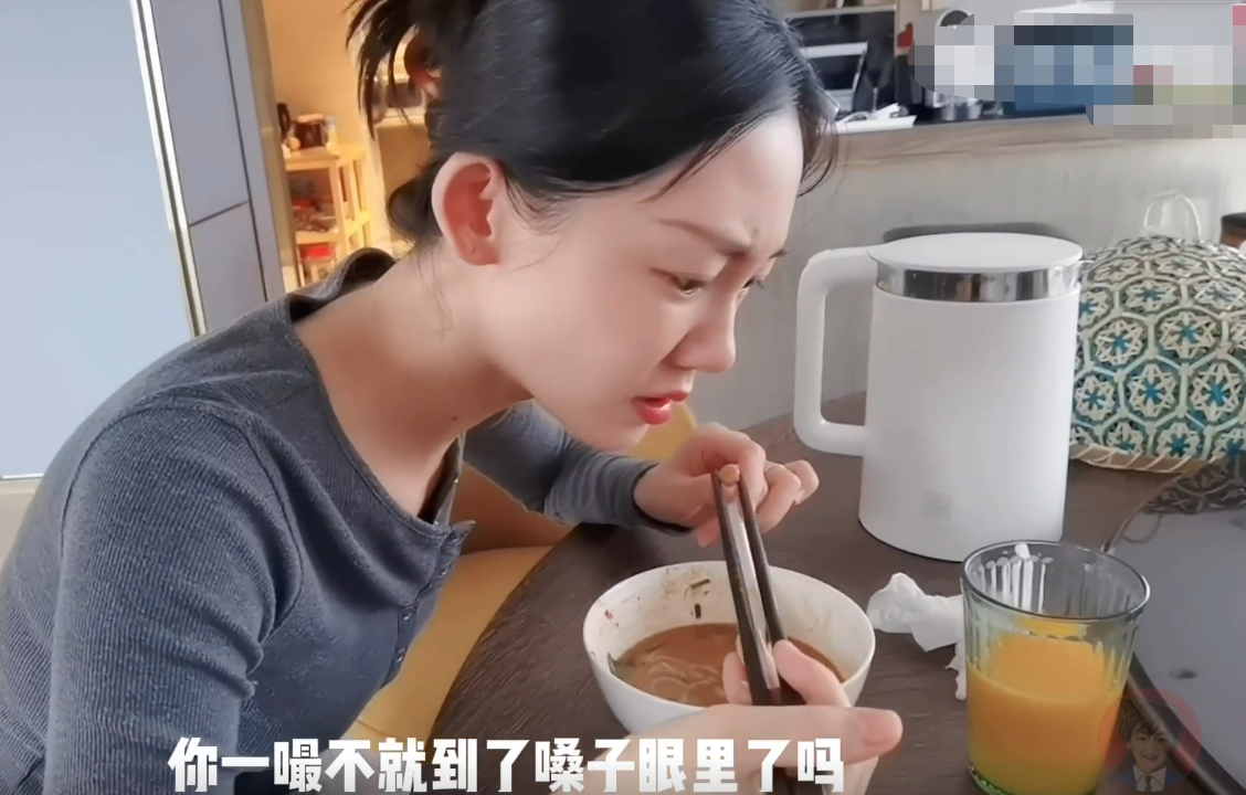 英雄岁月之王牌部队|郑恺双膝跪地喂食女儿！伸手接吐核不嫌脏，小酸奶被亲到身子倾斜