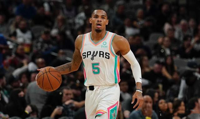 火箭隊|轟32+10+11創(chuàng)55年紀(jì)錄！球隊卻輸?shù)箶?shù)第一，賽后他昂首離開！