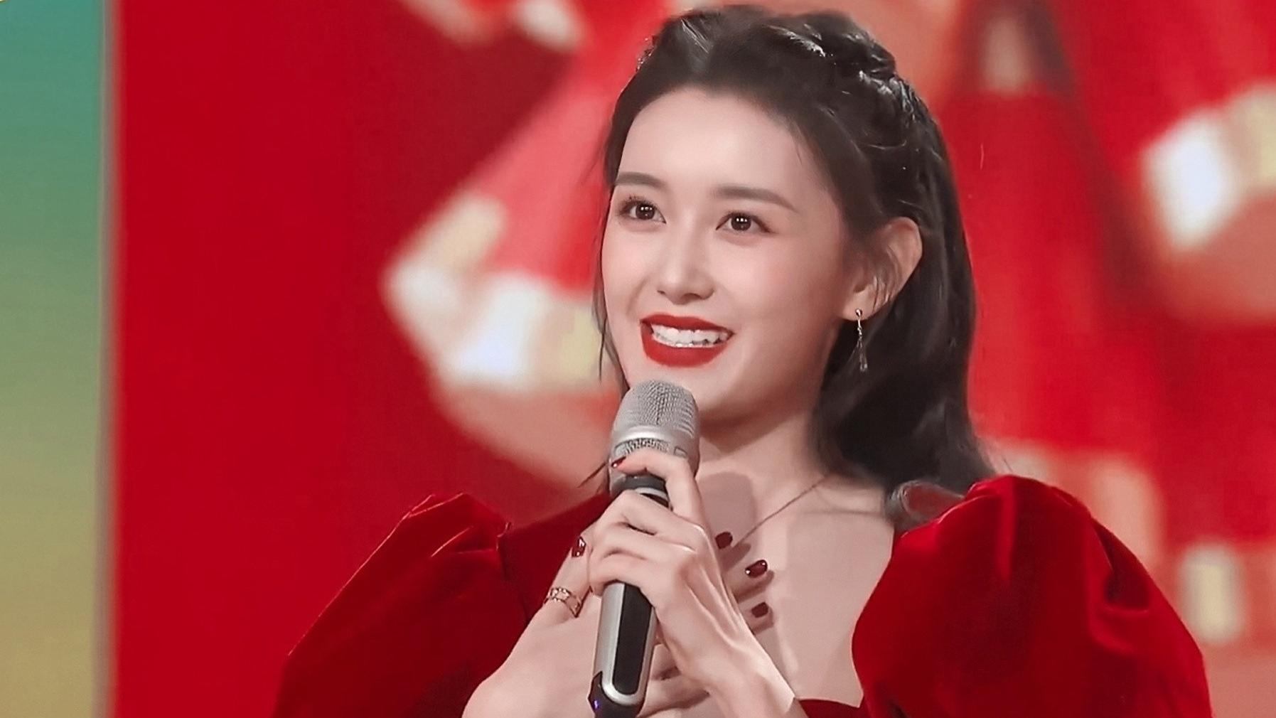 蒋依依|蒋依依湖南卫视春晚开场舞好元气，身穿红色丝绒裙，复古又灵动