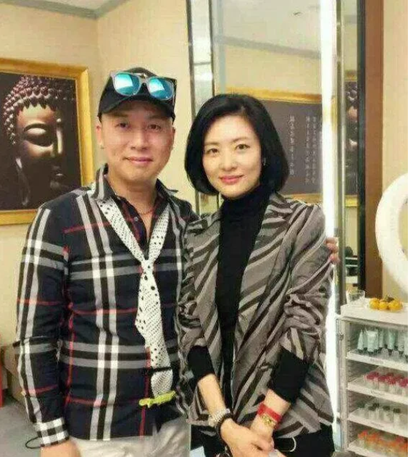 周涛|2002年,央视一姐周涛回到家,看着锅碗瓢盆忙碌的老公姚科