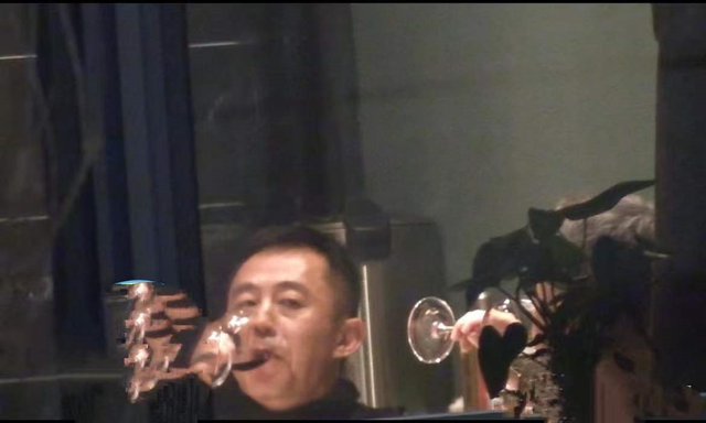 侯勇|仍未回应！54岁侯勇酒驾后首露面，咖啡店门口抽烟心情未受影响