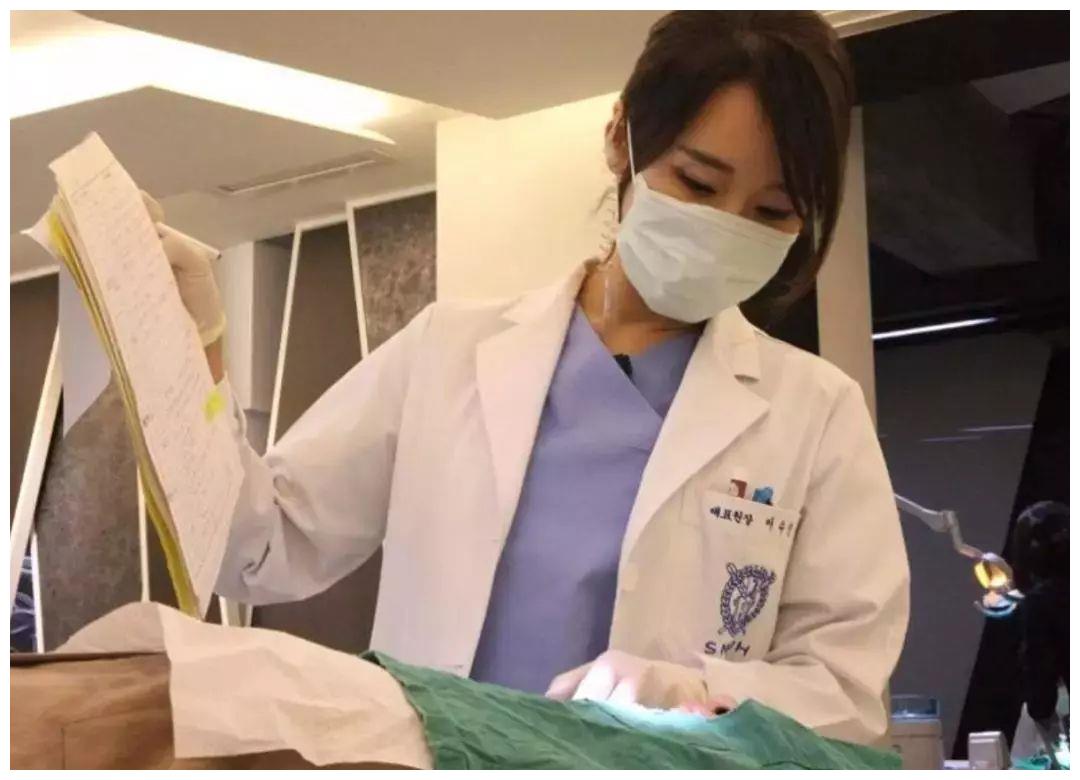 50岁冻龄美女牙医火了,沉迷自拍遭女儿投诉,网友替她喊冤:自拍太少!