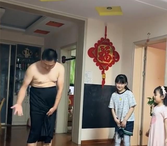 山东一男子套裙子,向女儿传授“防走光”动作,网友:爸爸太难了