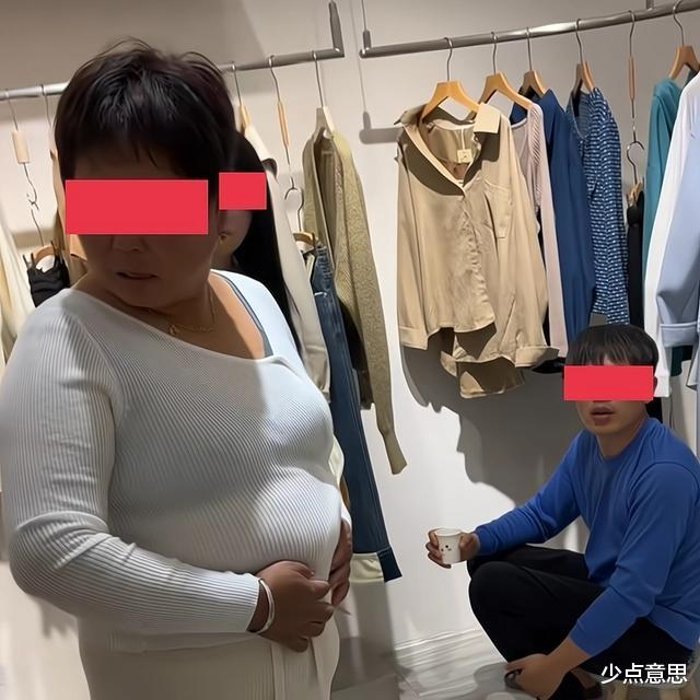 “这衣服就要这么穿！”女子买衣服被销售猛夸，摸着肚皮迷失自我