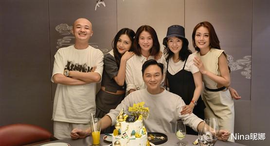 崔宇植|袁咏仪夫妻机场罕见不同框，改穿帆布鞋配大衣变朴素，夫妇俩隔1米远好陌生