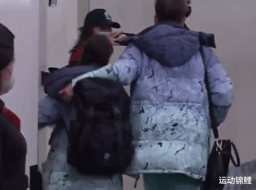 张艺谋|回国后!K宝受邀出席演唱会,千金机场签名被拽走,莎莎再次沉默