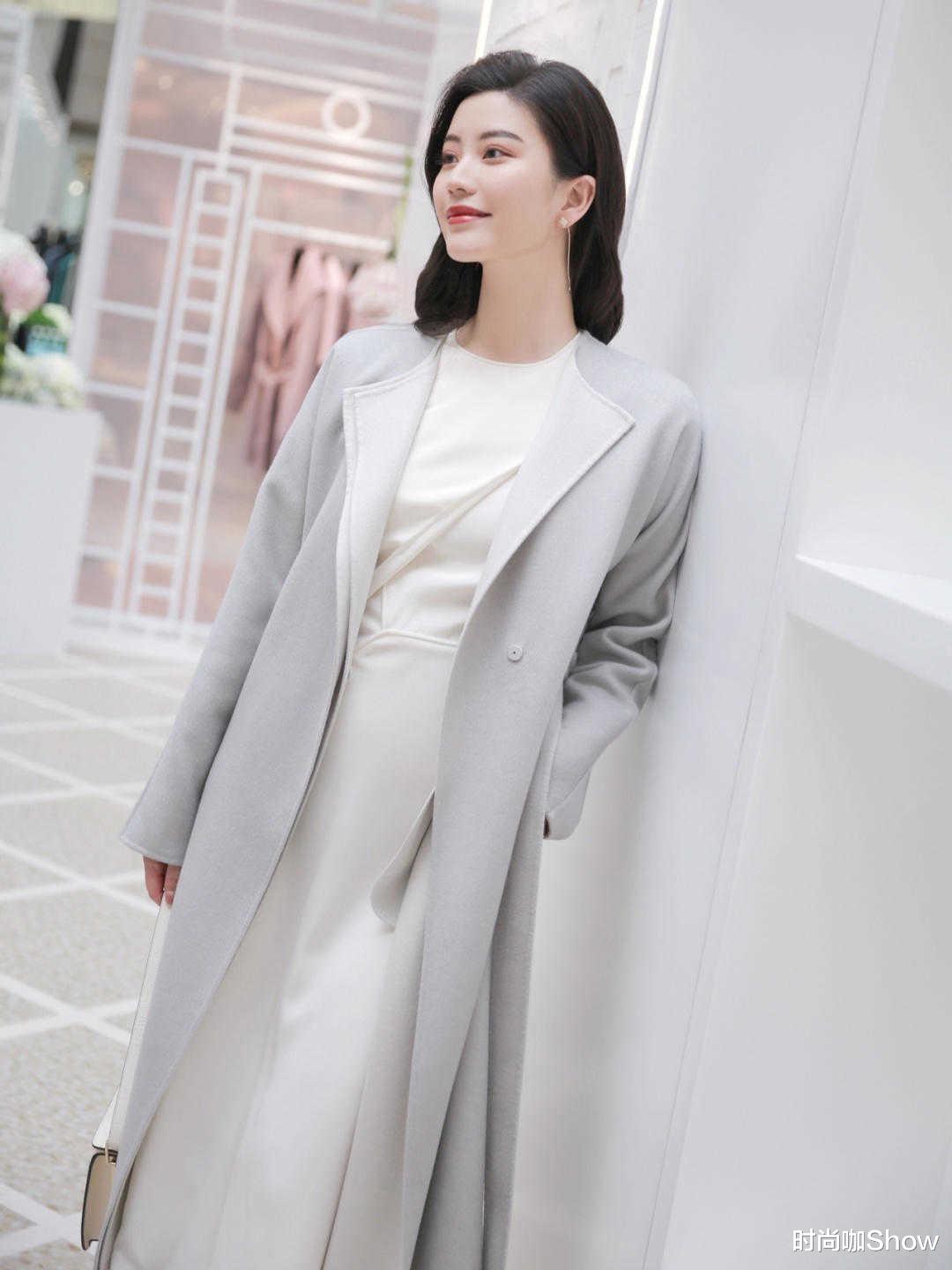 “会打扮”和“不会打扮”的女人，看配色就懂了，这样搭才高级