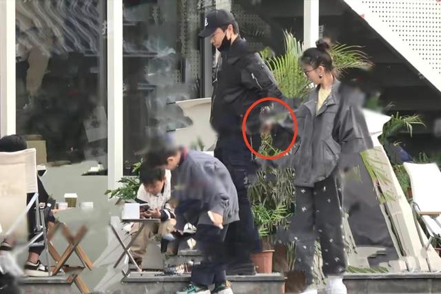 张梓琳|5月16日，佟丽娅和陈思诚登上热搜，两人离婚后同框被拍。