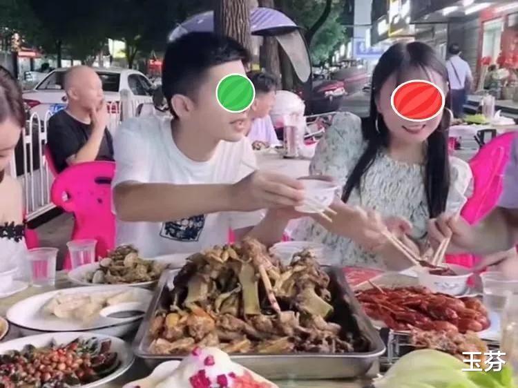 男子带两美女吃烧烤,亲密无间有说有笑,都是他女友?