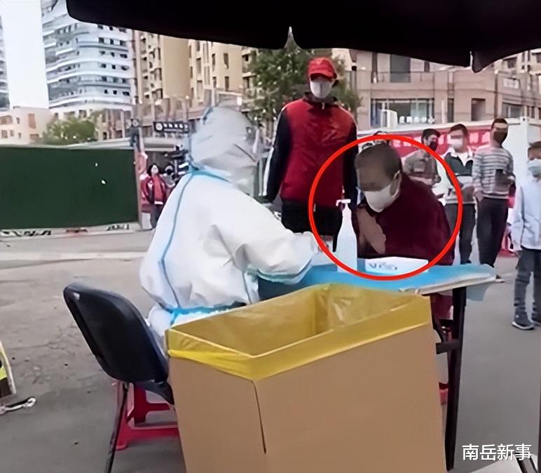 李明启|同样是做核酸，把葛优冯巩李明启和万梓良放一起，差距瞬间出来了