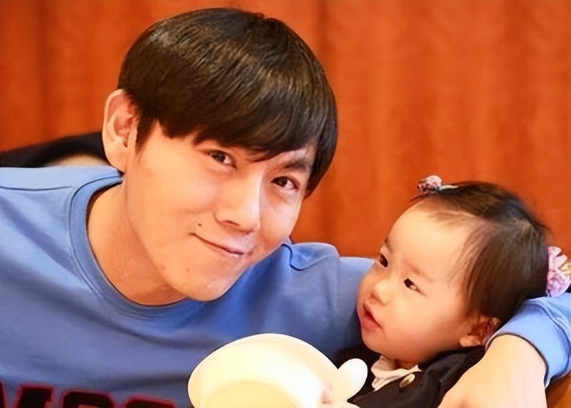 王宝强|王宝强的儿子12岁了，相貌与母亲马蓉越来越像，很想念妹妹