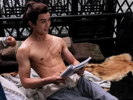 迪丽热巴|抱不起女星、拉不开弓、“白斩鸡”身材,圈里男演员到底有多虚?