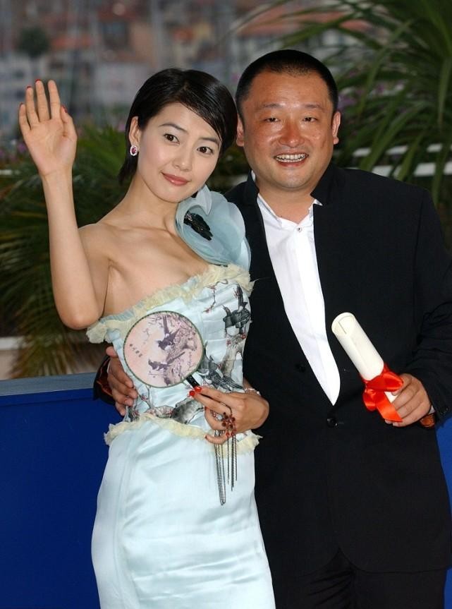 高圆圆 17年前的高圆圆好青涩啊，穿着古风的缎面长裙，短发显得更纯洁