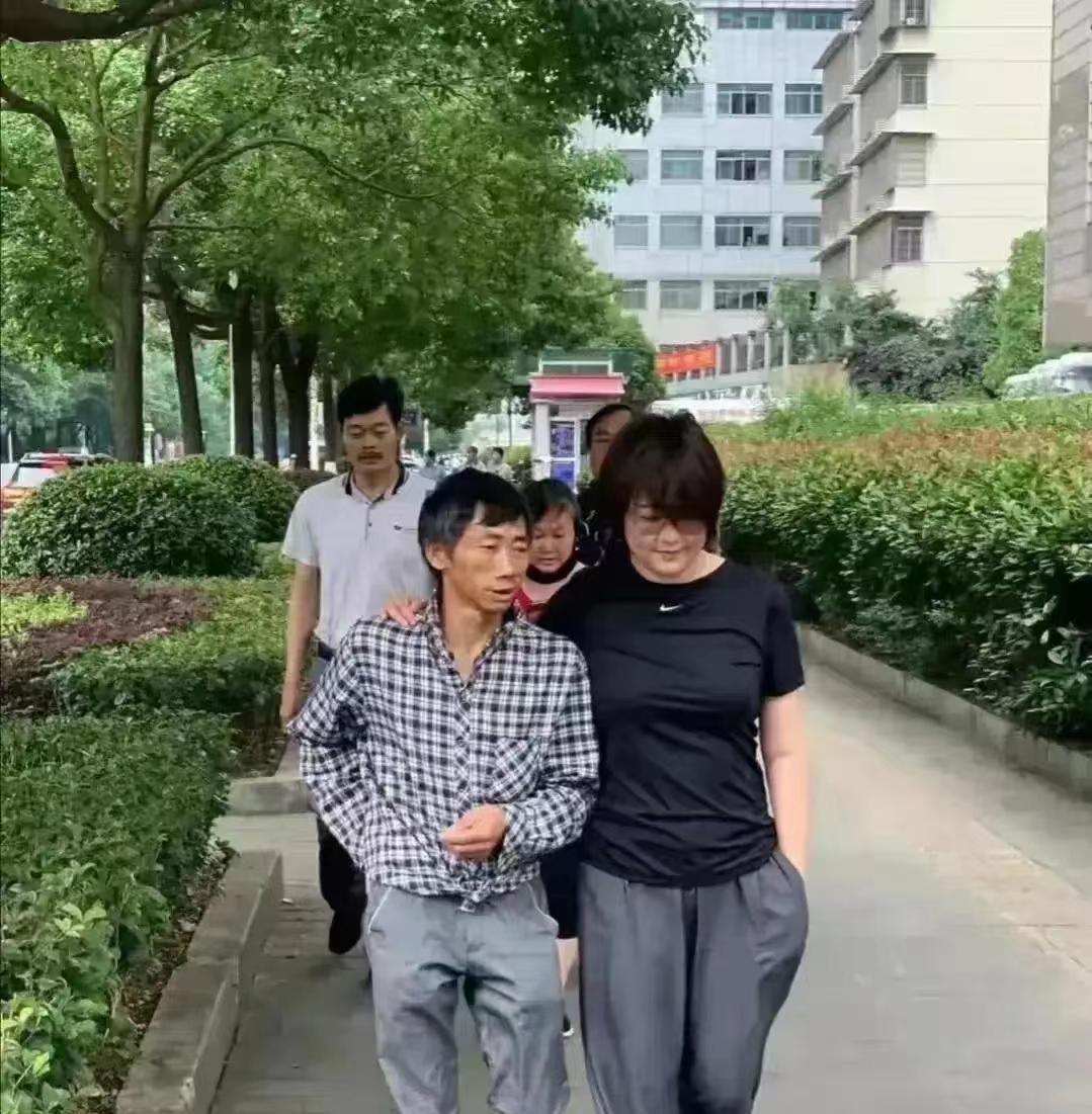 护肤 袁立从女神变大哥，与男士勾肩搭背不顾形象，黑T随性但短发邋遢