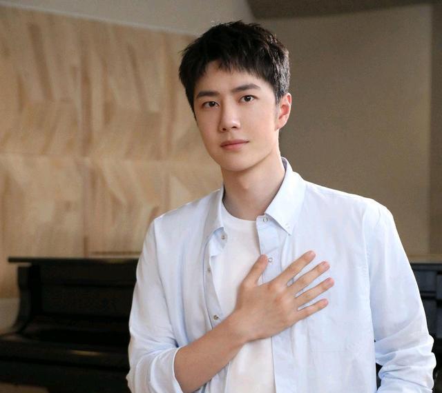 王一博|王一博登顶热度中心，街舞联欢会，中秋晚会，随时随地都有他