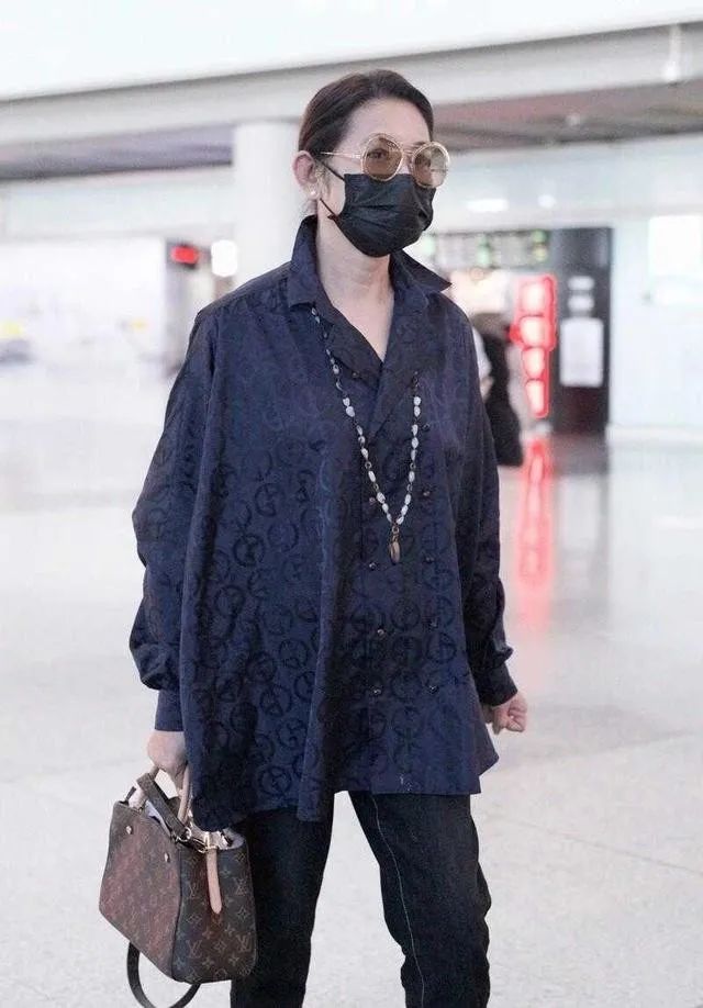 衬衫 倪萍瘦身成功像换了个人！已经63岁还这么时髦前卫，妈妈们都该学一学