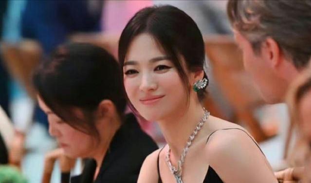 发型 宋慧乔刘海发型显少女,定制款项链格外抢眼,复工拍戏状态惹人疼