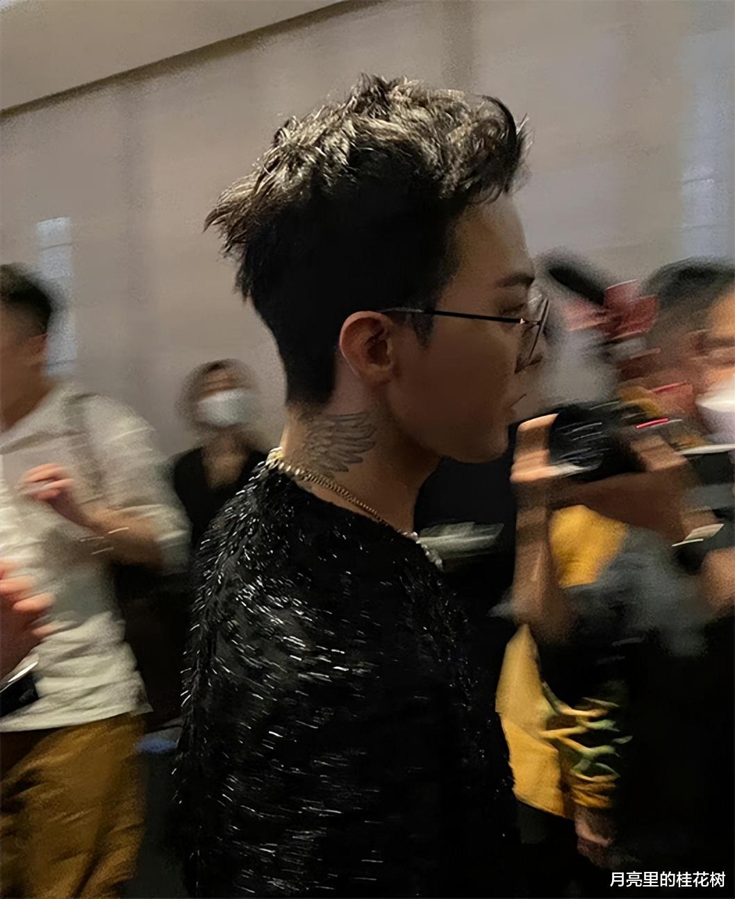 权志龙 权志龙参加香奈儿活动，短发眼镜造型，网友：贵公子既视感