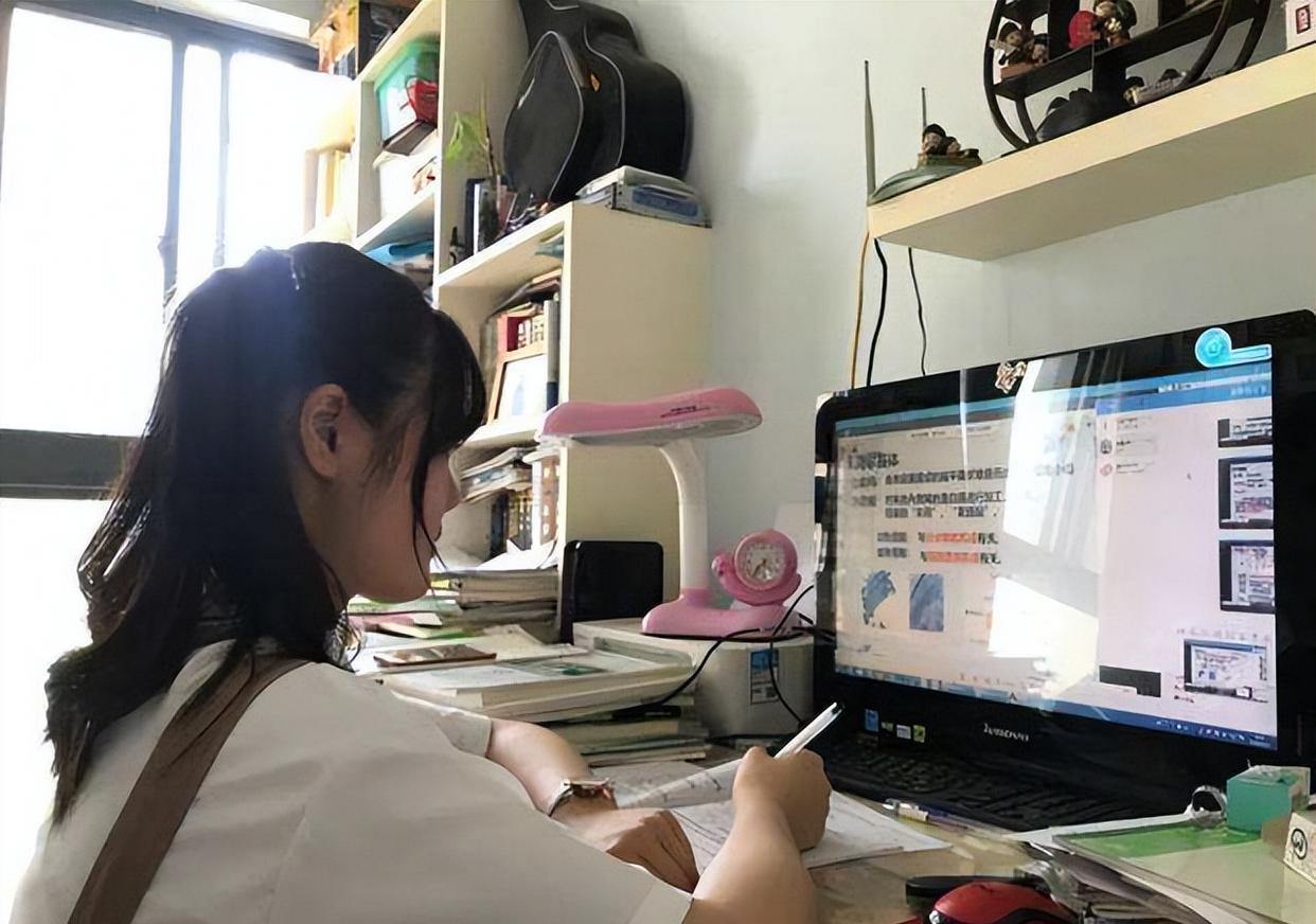 学生又成韭菜,网课平台收费了,资本太贪婪不充钱摄像头打不开