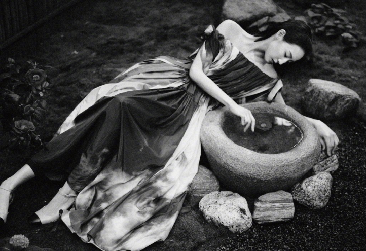 张钧甯|39岁张钧甯环保主题照曝光，穿低胸吊带躺地上拍照，性感十足