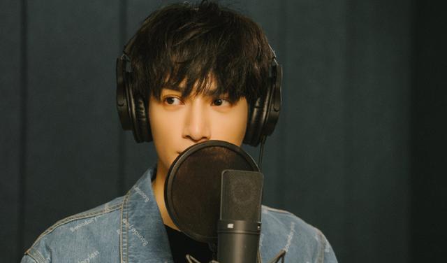 罗云熙|罗云熙特优声2上班路透,黑衣西装太帅了,行走的俊美总裁?