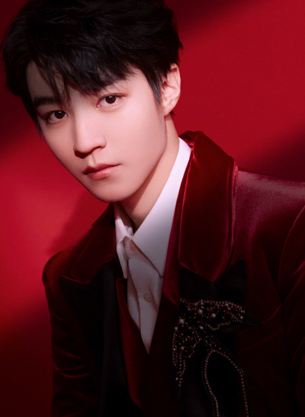 王俊凯|TFBoys的新年照太破防!王俊凯王源穿西装秀默契,虎年春晚不合体