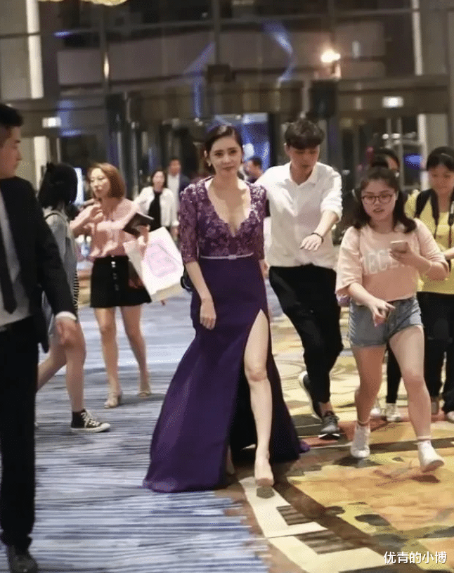 秋瓷炫|43岁秋瓷炫下班被偶遇!穿深V礼服身材饱满圆润,脸却嫩得像女大学生