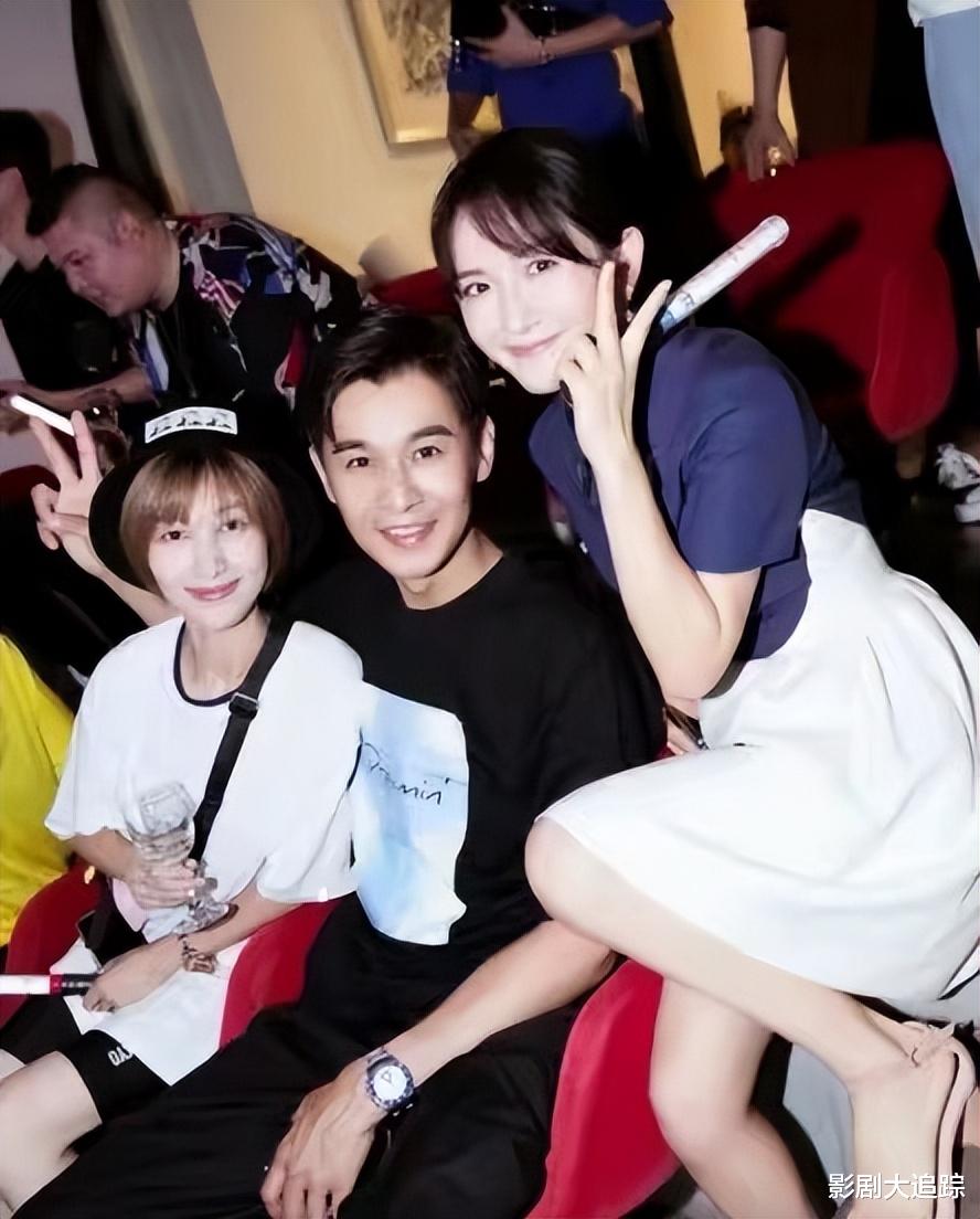 乔振宇|43岁乔振宇带妻子逛街！当众甩开女方手臂，女方“卑微”跟其身后