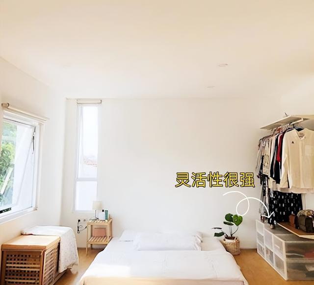 卧室床头不放床头柜了，用挂衣杆+收纳盒代替，实用性不减反增！