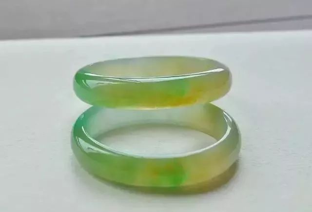 翡翠|2.6万买的翡翠原石，一刀切出冰种黄加绿手镯