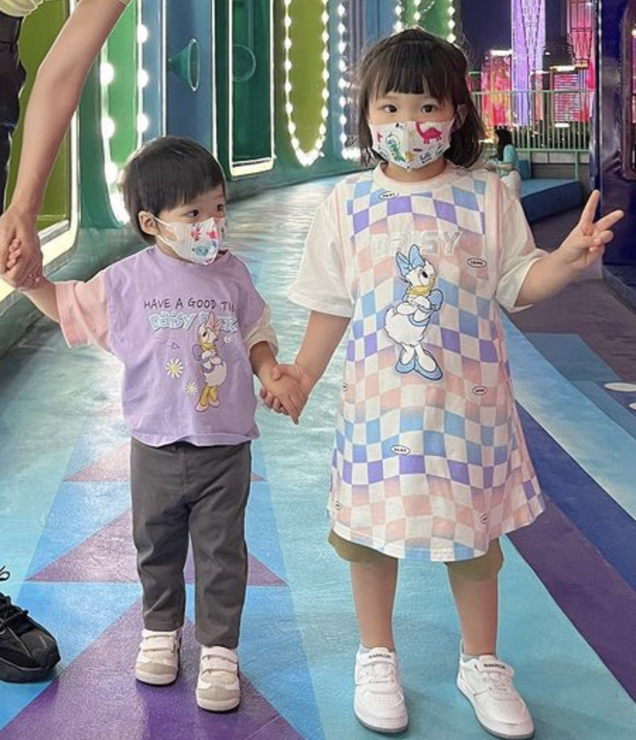 王祖蓝|王祖蓝陪妻儿出游,李亚男牵手女儿秀超模身材,姐妹俩呆萌可爱