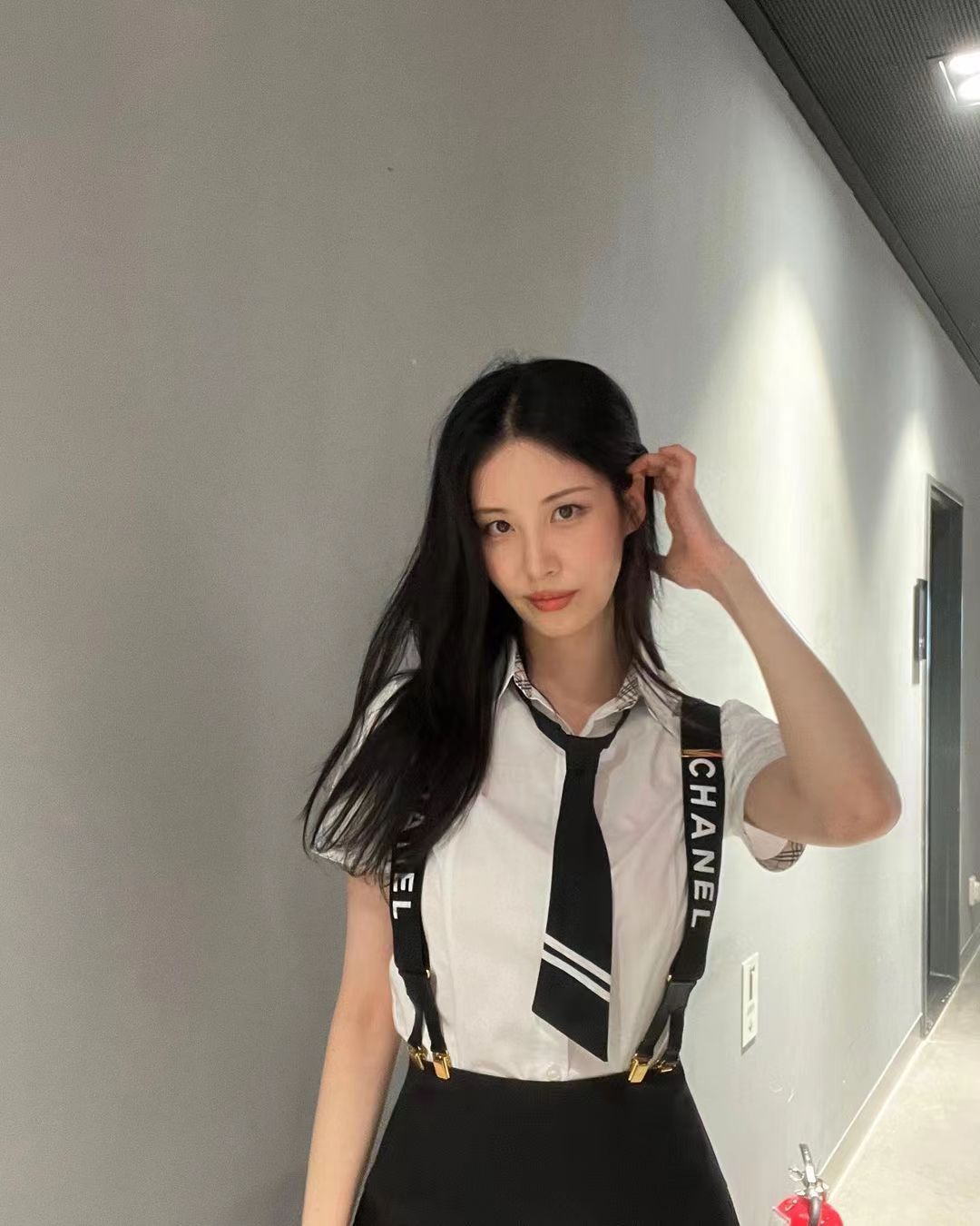 徐玄|少女时代忙内徐贤,31岁的清新校服造型,黑色长发彰显成熟魅力