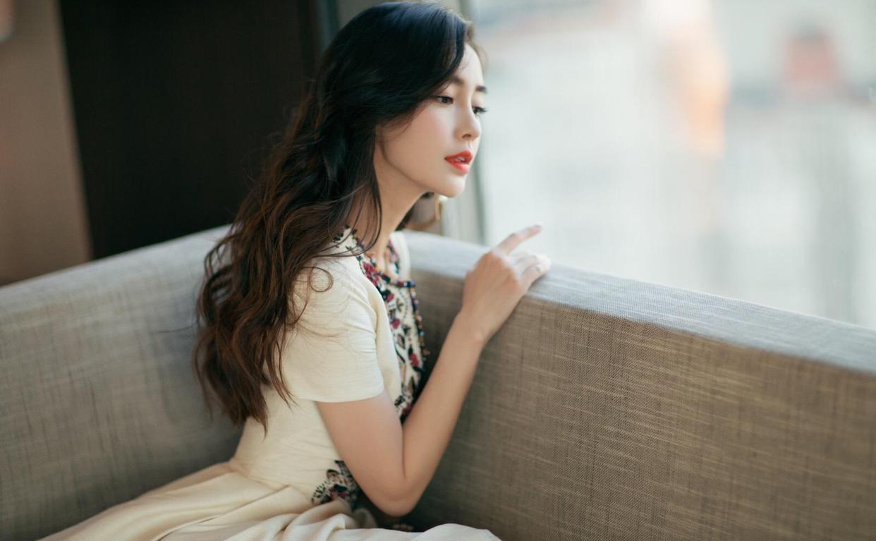 Angelababy|杨颖的资源咖位大降级,《暮色心约》中被排在二番,热度难回巅峰