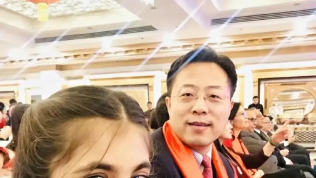 赵立坚|外交部发言人赵立坚晒出与妻子恩爱的夫妻照，家庭和睦，羡煞旁人